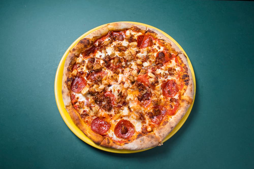Pizza cuatro carnes.